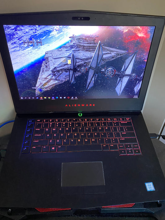 Dell Alienware 15 r3 i7-7700HQ 15.6 GTX 1060 16GB Win10 SSD HDD Gaming Laptop